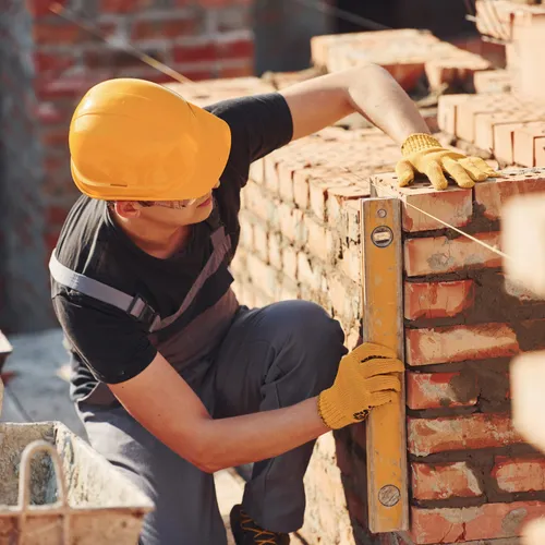 Assentamento de tijolo numa obra de ampliação
