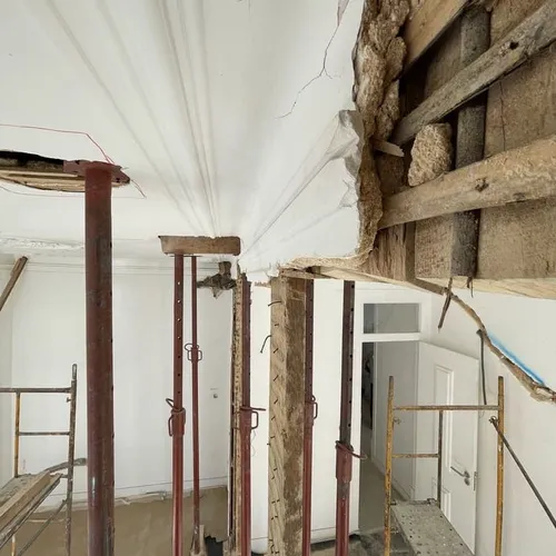 Reforço estrutural do telhado durante uma remodelação